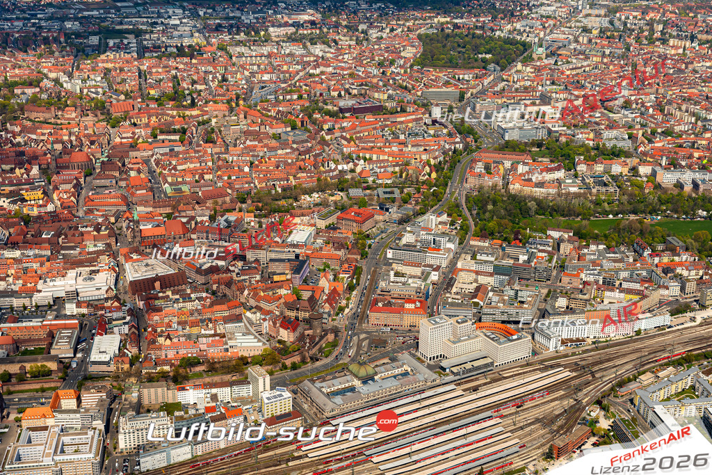 Das Luftbild zeigt Altstadt - Saint Lorenz Nürnberg - Die Luftaufnahme wurde 2023 vom UL-Flugzeug aus erstellt ( keine Drohne ) - Hochauflösende Luftaufnahme - Für grossformatige Ausdrucke geeignet. Die Geschenkidee !Mit Lizenz und Bildrechte bestellbar