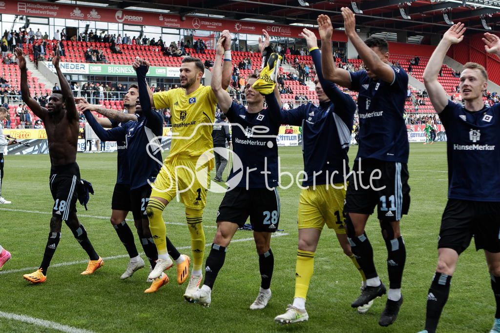 SSV Jahn Regensburg - Hamburger SV | Die Spieler des HSV feiern mit den mitgereisten fAns den Sieg in Regensburg / Jubel / Auswaertssieg / Freude / Ultras / DFL REGULATIONS PROHIBIT ANY USE OF PHOTOGRAPHS AS IMAGE SEQUENCES AND/OR QUASI-VIDEO/ / Daniel HEUER FERNANDEZ / Robert GLATZEL / Jonas DAVID / Moritz HEYER / Sebastian SCHONLAU