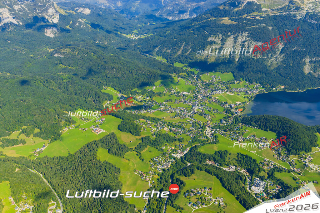Luftaufnahme der Stadt Altaussee - Die Luftaufnahme wurde 2025 vom UL-Flugzeug heraus erstellt ( keine Drohne ) - Hochauflösende Luftaufnahme - für professionelle Ausdrucke geeignet. Die Geschenkidee !Mit Lizenz und Bildrechte bestellbar