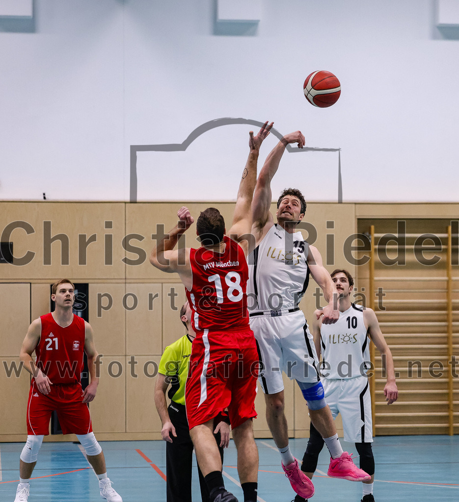 2025-12-06_015_TSV_Vaterstetten_gegen_MTV_1879_Muenchen | Vaterstetten, Deutschland, 06.12.2025:Basketball, 2. Regionalliga Süd 2025 / 2026, 9. Spieltag, TSV Vaterstetten gegen MTV 1879 München, Endergebnis: 58:83Christopher Herrmann (MTV 1879 München, #18), Leon Gottlöber (TSV Vaterstetten, #15)Foto: Christian Riedel / fotografie-riedel.net