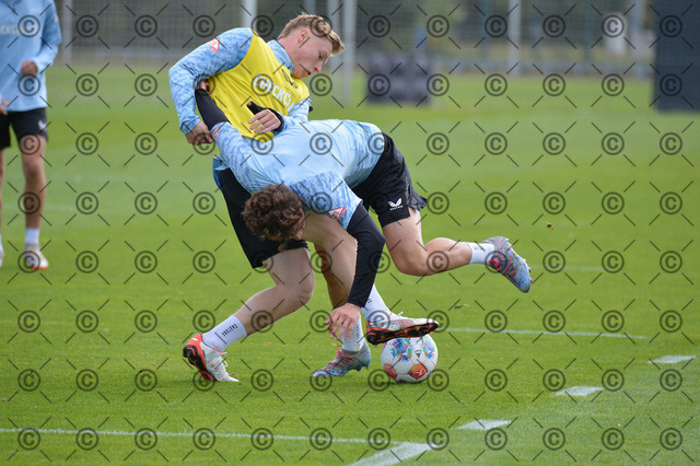 RGE_6076b | Hertha BSC, 2.Bundesliga, Herren, Saison 2025/26, Training, im Bild von li. Julian Eitschberger ( Herth BSC ), Maurice Krattenmacher ( Hertha BSC ),  Fotograf: Ralf Gebhardt - Realisiert mit Pictrs.com