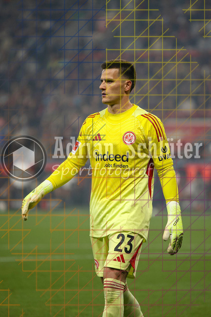 Bayer 04 Leverkusen vs Eintracht Frankfurt - Bundesliga  | Leverkusen, Deutschland, 12.09.25:   Michael Zetterer (Eintracht Frankfurt) schaut waehrend des Spiels der Bundesliga zwischen  Bayer 04 Leverkusen vs Eintracht Frankfurt in der BayArena(Foto von Brauer-Fotoagentur / Adrian Schlueter)