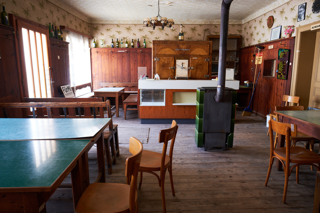 Innenraum einer leeren Gaststätte im Weinviertel | Austria - June 08, 2021: Innenraum einer leeren Gaststätte im Weinviertel, Blick in das Lokal mit Holzofen. - Realisiert mit Pictrs.com