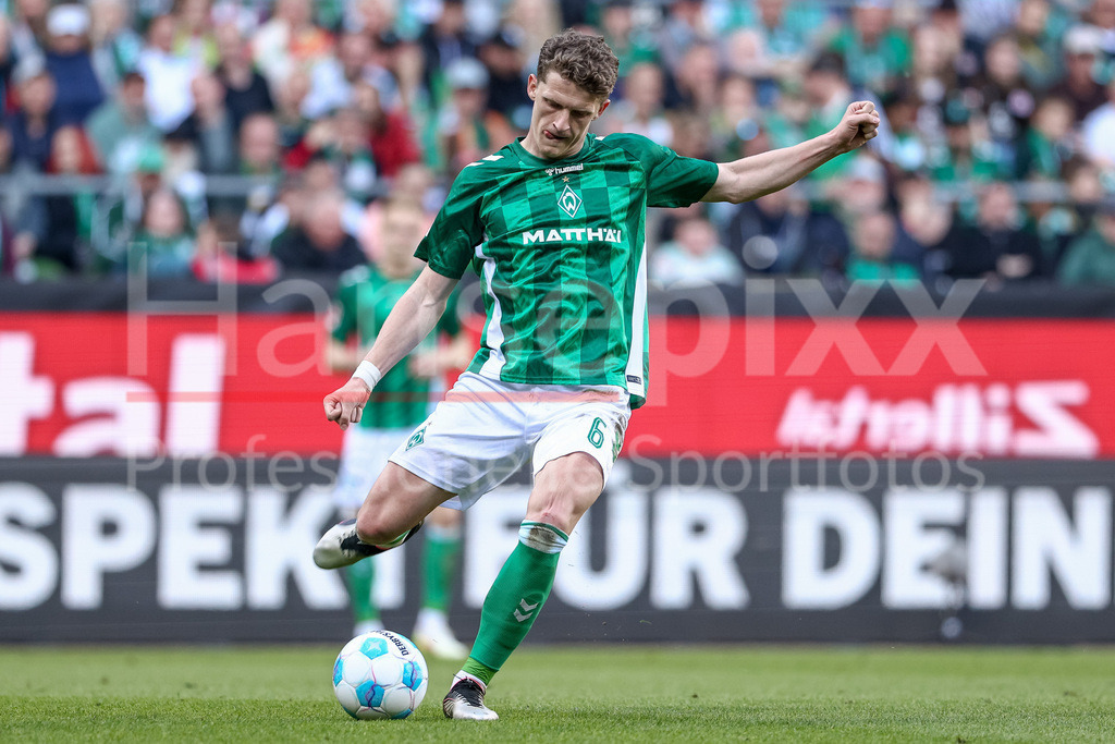 Fussball, Bundesliga, SV Werder Bremen - FC St. Pauli | Jens Stage (SV Werder Bremen, 6) am Ball, Einzelbild, Ganzkörper, Aktion, Action, Spielszene, DIE DFL-RICHTLINIEN UNTERSAGEN JEGLICHE NUTZUNG VON FOTOS ALS SEQUENZBILDER UND/ODER VIDEOÄHNLICHE FOTOSTRECKEN. DFL REGULATIONS PROHIBIT ANY USE OF PHOTOGRAPHS AS IMAGE SEQUENCES AND/OR QUASI-VIDEO.