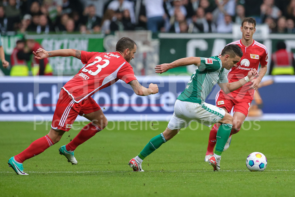 Fussball, Bundesliga, SV Werder Bremen - 1. FC Union Berlin | v.li.: Leonardo Bonucci (1. FC Union Berlin, 23) und Rafael Borre (SV Werder Bremen, 19) im Zweikampf, Duell, Dynamik, Aktion, Action, Spielszene, DIE DFL-RICHTLINIEN UNTERSAGEN JEGLICHE NUTZUNG VON FOTOS ALS SEQUENZBILDER UND/ODER VIDEOÄHNLICHE FOTOSTRECKEN. DFL REGULATIONS PROHIBIT ANY USE OF PHOTOGRAPHS AS IMAGE SEQUENCES AND/OR QUASI-VIDEO.