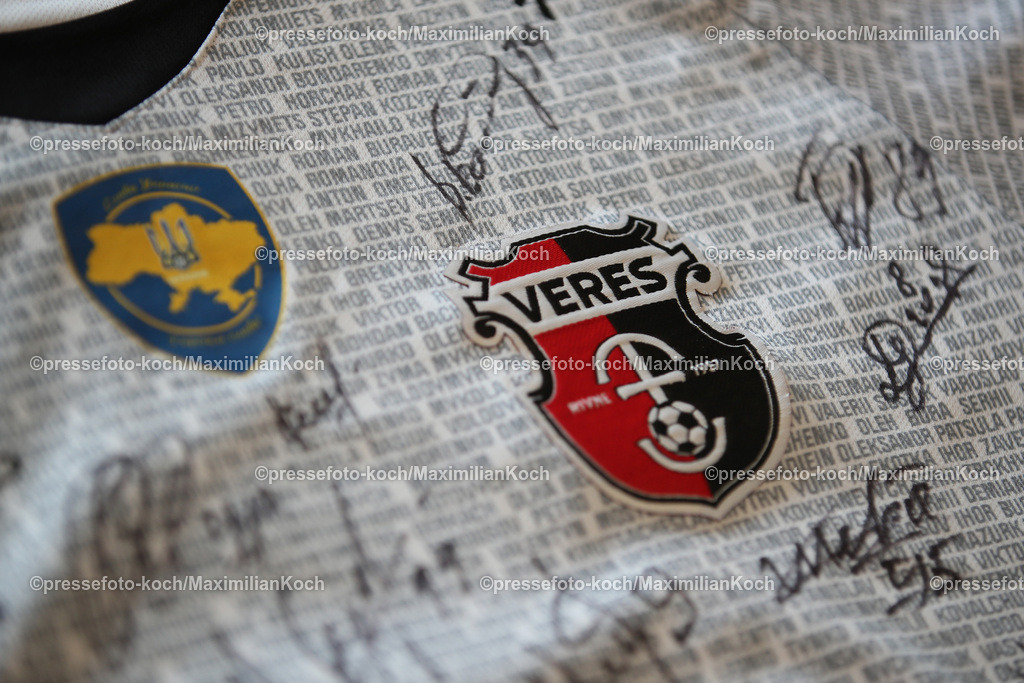 RWE23032402065 | 23.03.2024, Essen, Fußball, Stadion an der Hafenstraße, Testspiel Rot-Weiss Essen – NK Veres Rivne: signiertes Trikot mit Logo