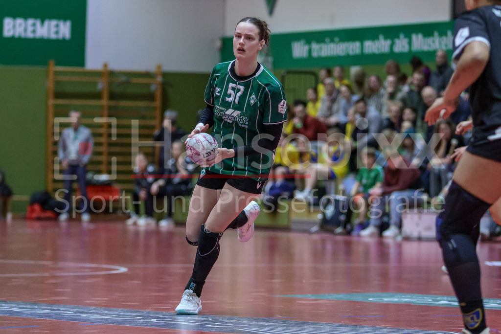 Handball, 2. Bundesliga Frauen, SV Werder Bremen - HC Leipzig | Alina Defayay (SV Werder Bremen, 57) am Ball, Spielszene, Aktion, Action