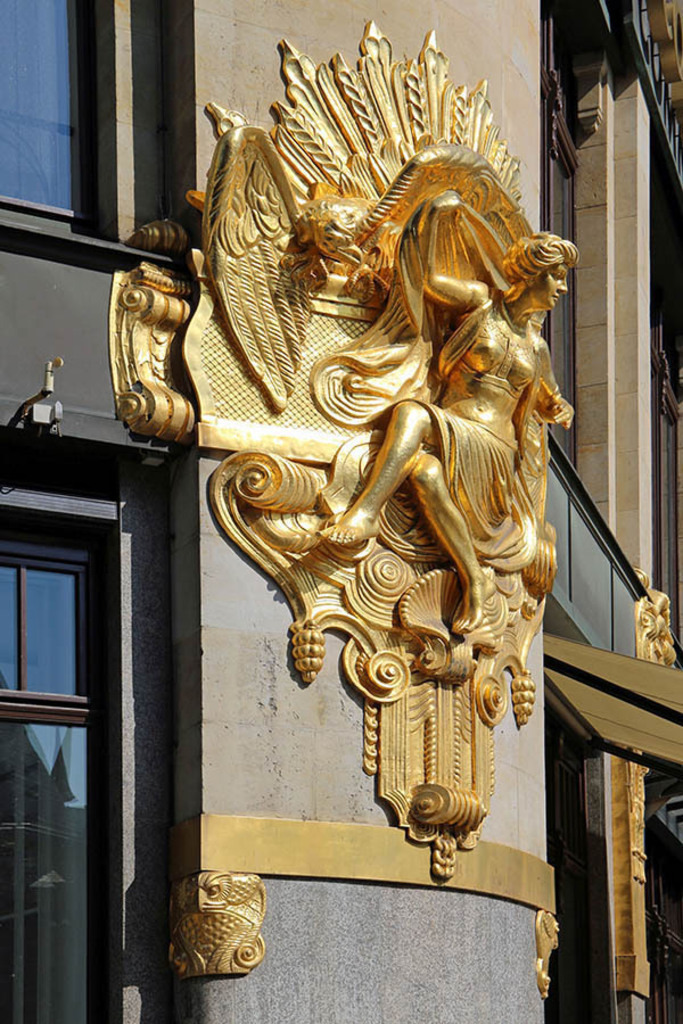 Foto: Leipzig - Kaufhaus Ebert - vergoldetes Fassadenelement Allegorie der Genusssucht Luxuria | Das Team hinter BILDLEXIKON LEIPZIG bündelt historische wie aktuelle Informationen über die Stadt Leipzig in Text und Bild auf einer Plattform und stellt diese der interessierten Öffentlichkeit zur Verfügung.