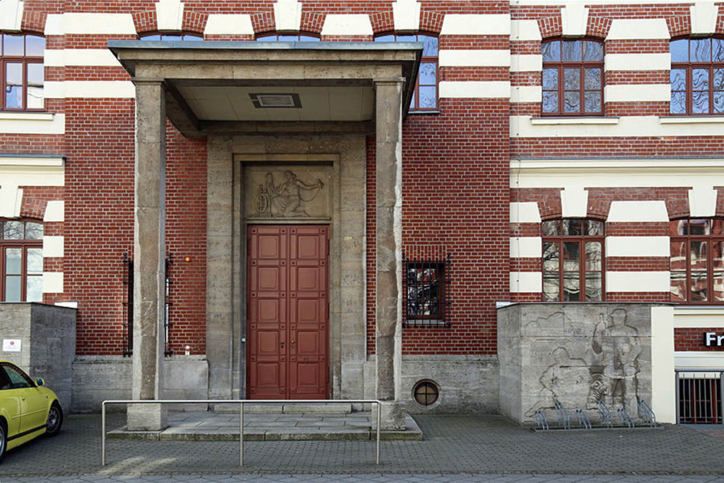 Foto: Leipzig - Buntgarnwerke - Eingangstür | Das Team hinter BILDLEXIKON LEIPZIG bündelt historische wie aktuelle Informationen über die Stadt Leipzig in Text und Bild auf einer Plattform und stellt diese der interessierten Öffentlichkeit zur Verfügung.