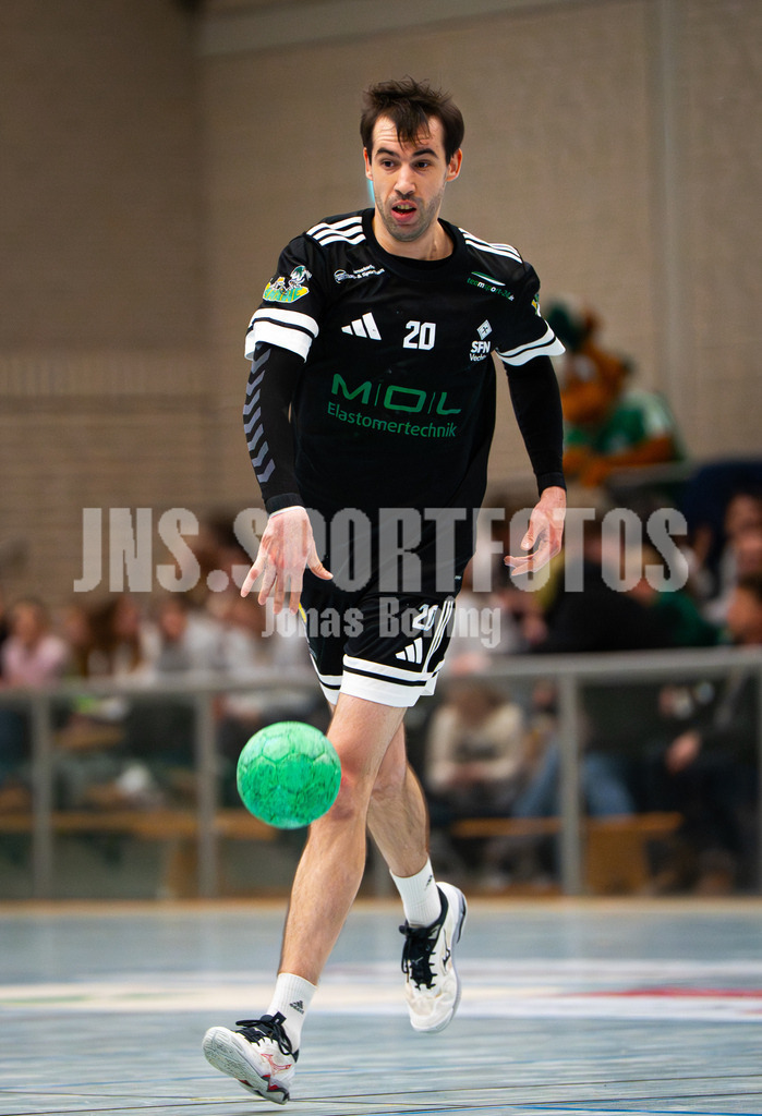 Handball I Herren I Saison 2025-2026 I Verbandsliga West I 13. Runde I SFN Vechta - HSG Varel II I 7552 | Denis Naumenco (20, SFN Vechta) - Realisiert mit Pictrs.com