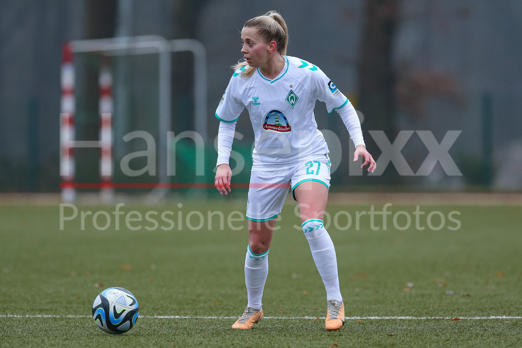 Fussball, Testspiel Frauen, SV Werder Bremen - FC Twente Enschede | v.li.: Nina Lührßen (SV Werder Bremen, 27) am Ball, Freisteller, Einzelbild, Ganzkörper, Aktion, Action, Spielszene