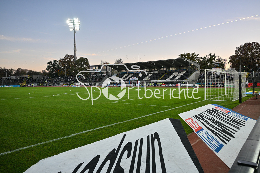 SSV Ulm 1846 Fussball - FC Schalke 04 | Das Donaustadion in Ulm strahlt in der Abendsonne vor dem Spiel gegen den FC Schalke 04 / Stadionfoto / 2. Bundesliga: SSV Ulm 1846 Fussball - FC Schalke 04, Donaustadion am 01.11.2024