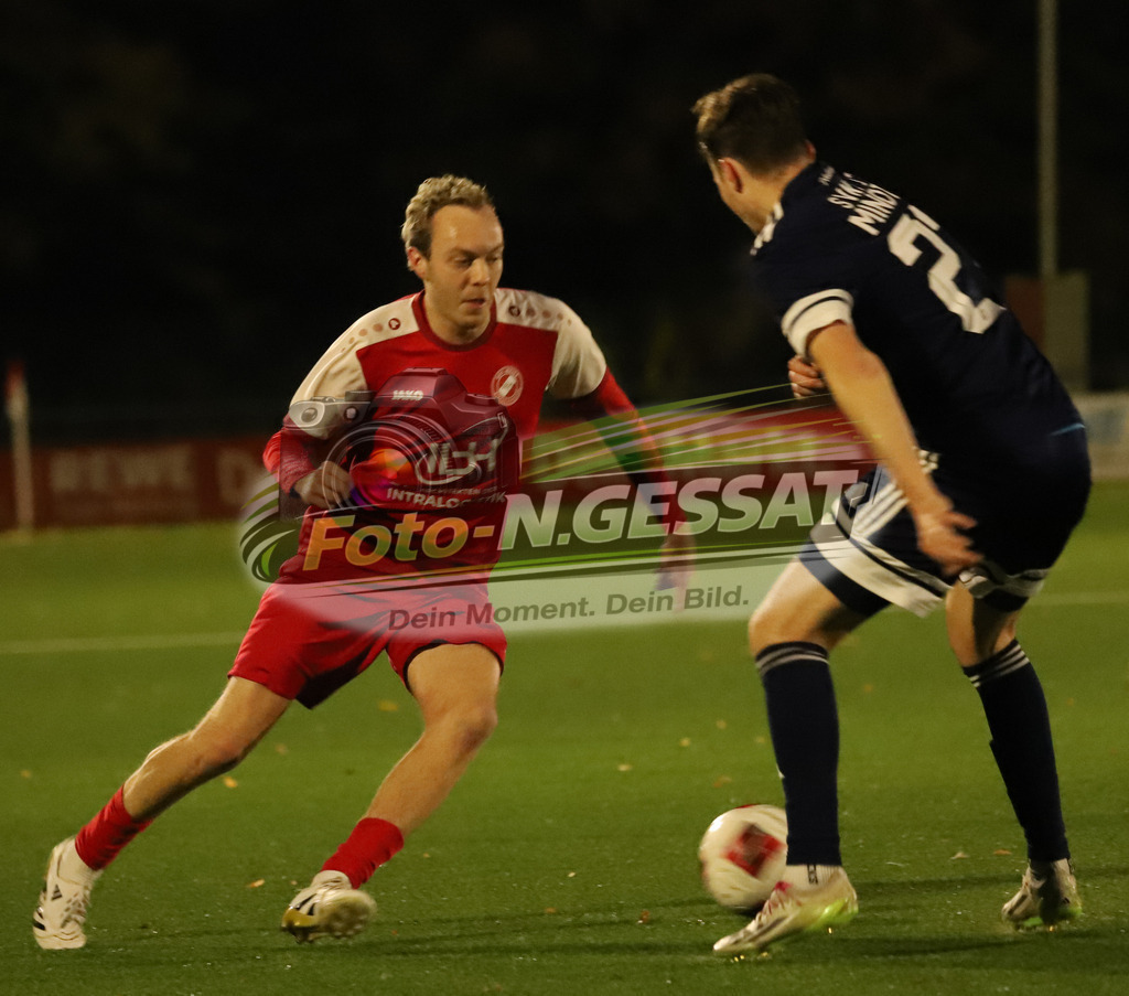 FC RW Kirchlengern - SVKT 07 Minden | Auf dem Bild zu sehen: rot FC RW Kirchlengern: Benedikt Valldorf ; blau SVKT 07 Minden: Yannik Niermann FC RW Kirchlengern, SVKT 07 Minden, Saison 25/26, Landesliga, Kirchlengern, Deutschland - Realisiert mit Pictrs.com