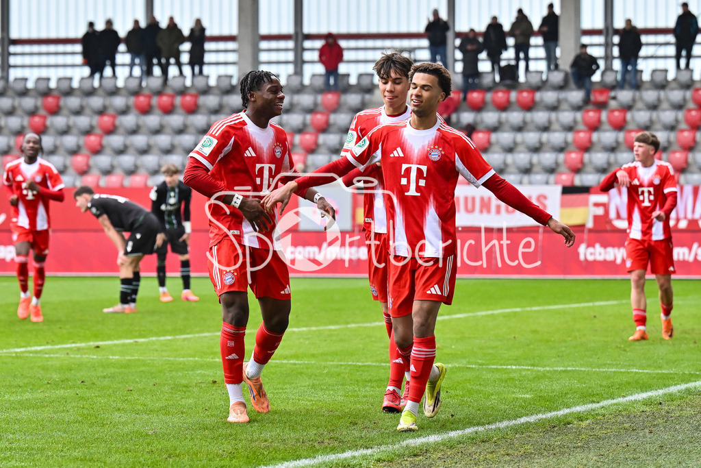 FC Bayern München - Hannover 96 | MUNICH, GERMANY - 15. FEBRUARY: Jubel der Hausherren nach dem Treffer zum 5-1 durch Sadiki CHEMWOR (FC Bayern München U19 17) / Tor / Torschuetze / Freude / Happy während dem Spiel zwischen der U19 des FC Bayern München und der U19 von Hannover 96 am 2. Spieltag der Hauptrunde der U19-DFB-Nachwuchsliga am FC Bayern Campus