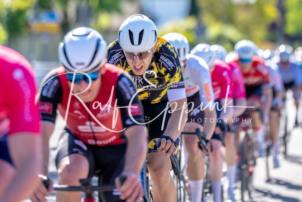 Spurt in den Mai 2026 - Großer Preis der Sparkasse Neuss | Annual one-day road cycling race "Großer Preis der Sparkasse Neuss" held in Büttgen, Germany, organized by VfR Büttgen 1912 e.V. The event features multiple races across all age categories from U11 youth to Elite men. - Realisiert mit Pictrs.com