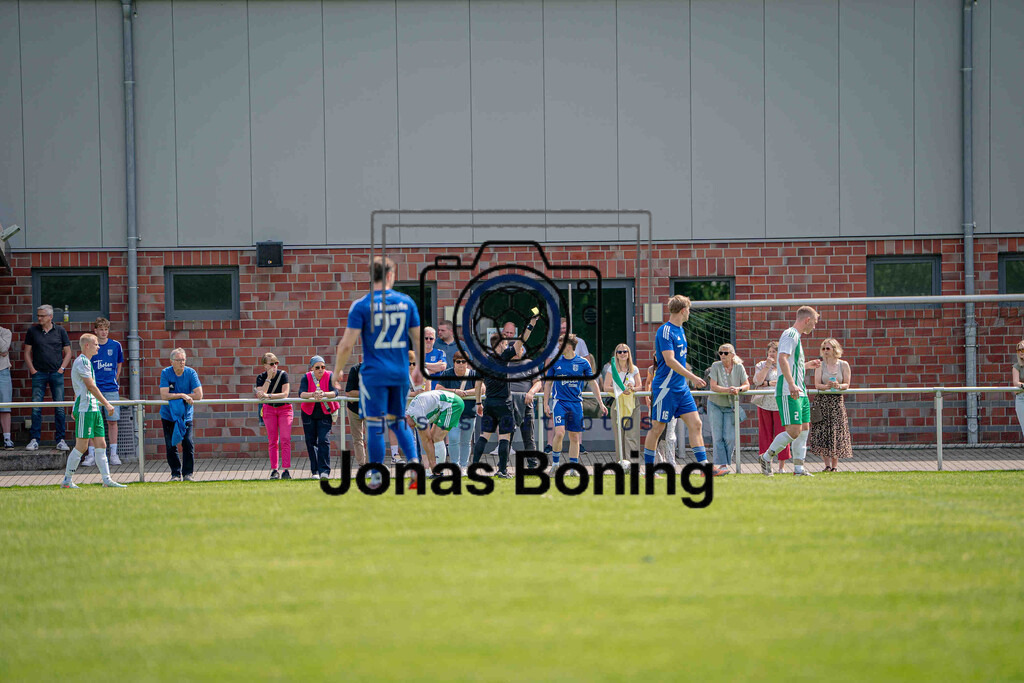 Fußball I Herren I Saison 2025-2026 I Bezirksliga Weser-Ems 4 I 33. Spieltag I TuS Lutten - SV Altenoythe I 18596 | jns.sportfotos - Realisiert mit Pictrs.com