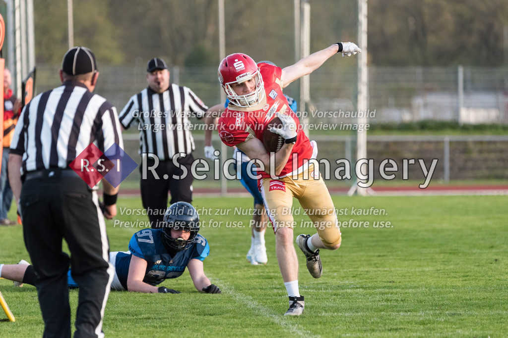 American Football, Pre-Season 2023, Testspiel, Lübeck Cougars - Hamburg Blue Devils, Buniamshof (Lübeck), 22.04.2023 | Ole Schröder (#15, Cougars, WR) tänzelt an der Sideline entlang.