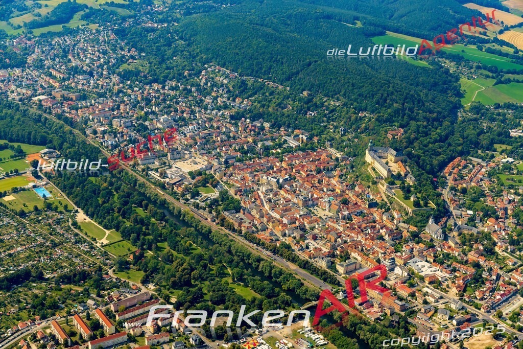 Klassische Luftaufnahme ohne Drohne zeigt:Altstadt historische Gebäude bei Rudolstadt - Die Luftbildaufnahme wurde 2025 vom UL-Flugzeug heraus erstellt ( keine Drohnenaufnahme ) - Hochauflösende Luftaufnahme -Nicht vergleichbar mit Google Maps oder Satelittenbilder- Die Geschenkidee !Mit Lizenz und Bildrechte bestellbar