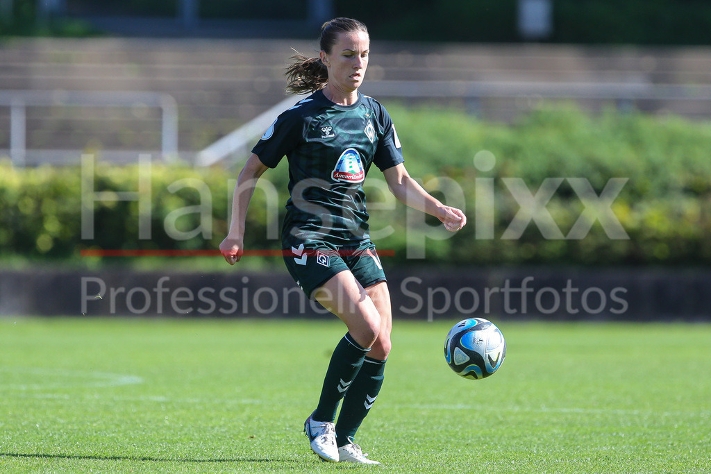 Fussball, DFB-Pokal Frauen, Borussia Mönchengladbach - SV Werder Bremen | v.li.: Michaela Brandenburg (SV Werder Bremen, 14) Freisteller, Einzelbild, Ganzkörper, Aktion, Action, Spielszene, DIE DFB-RICHTLINIEN UNTERSAGEN JEGLICHE NUTZUNG VON FOTOS ALS SEQUENZBILDER UND/ODER VIDEOÄHNLICHE FOTOSTRECKEN. DFB REGULATIONS PROHIBIT ANY USE OF PHOTOGRAPHS AS IMAGE SEQUENCES AND/OR QUASI-VIDEO.
