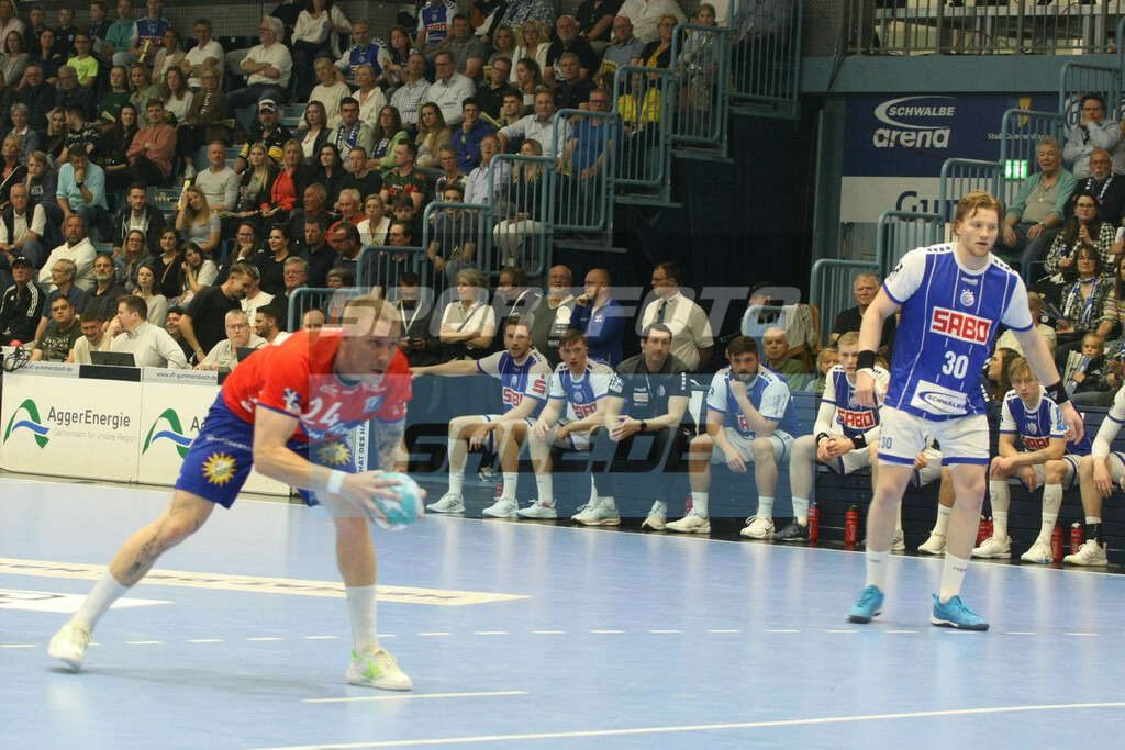 VFL Gummersbach - Füchse Berlin | Linus Arnesson beim Siebenmeter, rechts Tom Kiesler - © Sportfoto-Sale (MK) - Realisiert mit Pictrs.com