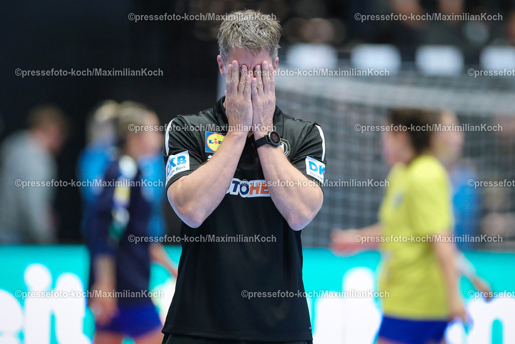 DHB13072401002 | 13.07.2024, Handball, Länderspiel Frauen, Dortmund, Westfalenhalle, DHB, Olympia Vorbereitung, Deutschland - Brasilien: Headcoach Trainer Markus Gaugisch (GER) verdeckt sein Gesicht hinter seinen Händen