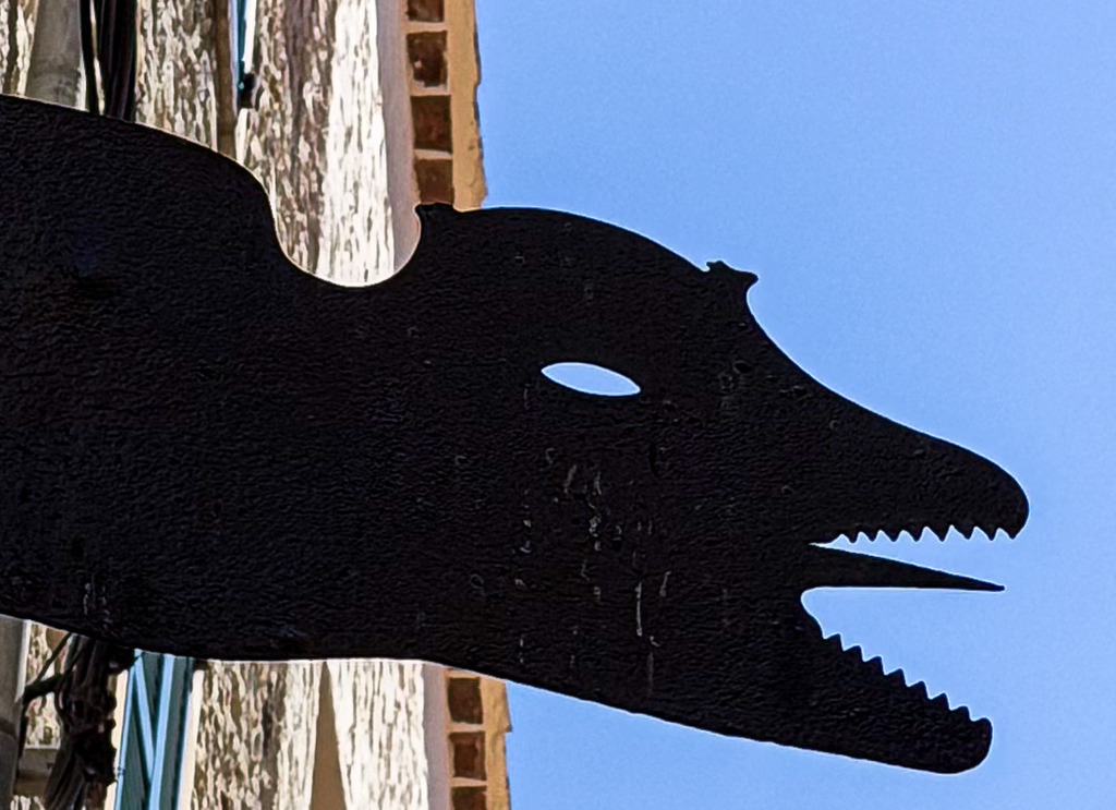 Shadow Beast – Surreale Schatten-Kunst an der Wand | Mystisch, kontrastreich und absolut faszinierend. Diese kunstvolle Fotografie fängt das Spiel aus Licht und einer skurrilen Schatten-Silhouette an einer rauen Hauswand ein. Ein starkes, kreatives Keyvisual, das als Fine Art Print oder Alu-Dibond perfekt in moderne Wohnzimmer, kreative Büros, Flure oder designorientierte Lofts passt und sofort für Gesprächsstoff sorgt. - Realisiert mit Pictrs.com