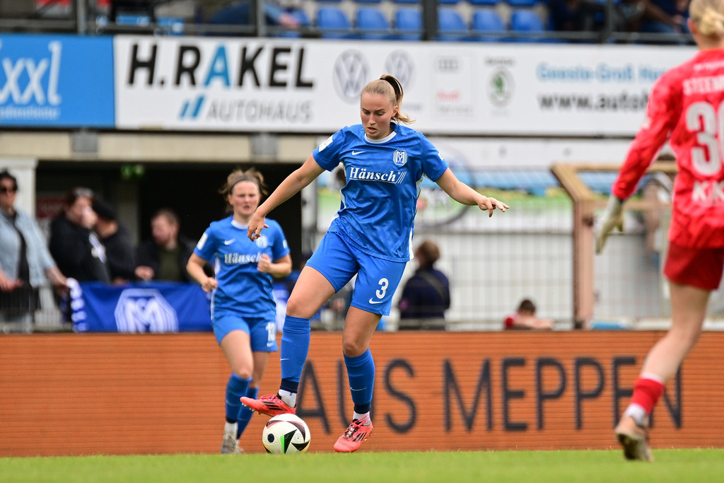 Fußball I Frauen I Saison 2024-2025 I 2. Bundesliga I 26. Spieltag I SV Meppen - Hamburger SV | Nina Rolfes (3, SV Meppen 1912 e.V.) - Realisiert mit Pictrs.com