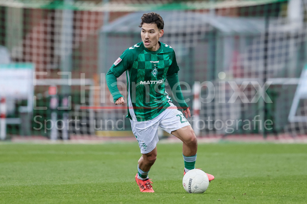 Fussball, Regionalliga Nord, SV Werder Bremen II - BSV Kickers Emden | v.li.: Kein Sato (SV Werder Bremen II, 23) am Ball, Freisteller, Einzelbild, Ganzkörper, Aktion, Action, Spielszene