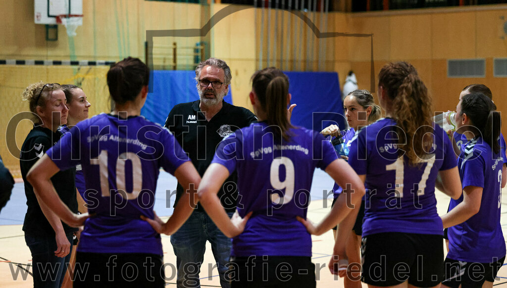 2022-11-05_085_SpVgg_Altenerding_gegen_SpVgg_Erdweg | Erding, Deutschland, 05.11.2022:
Handball, Bezirksoberliga Frauen Altbayern 2022 / 2023, 3. Spieltag, SpVgg Altenerding gegen SpVgg Erdweg, Endergebnis: 27:16

Trainer Nicole Steinbrecher (SpVgg Altenerding), Janina Konrad (SpVgg Altenerding, #10), Trainer Andreas Mittermeier (SpVgg Altenerding), Julia Kranich (SpVgg Altenerding, #9), Lena Prem (SpVgg Altenerding, #15), Thea-Sophie Steinbrecher (SpVgg Altenerding, #17)

Foto: Christian Riedel / fotografie-riedel.net