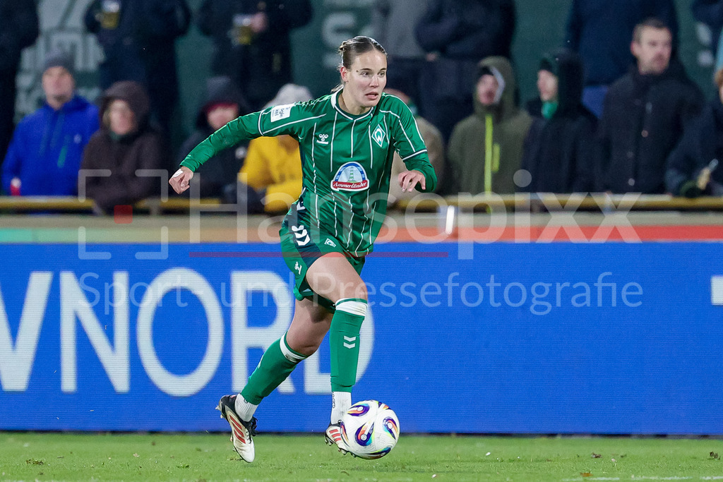 Fussball, Google Pixel Frauen-Bundesliga, SV Werder Bremen - 1. FC Köln | Hanna Nemeth (SV Werder Bremen, 23) am Ball, Freisteller, Einzelbild, Ganzkörper, Aktion, Action, Spielszene, DIE DFB-RICHTLINIEN UNTERSAGEN JEGLICHE NUTZUNG VON FOTOS ALS SEQUENZBILDER UND/ODER VIDEOÄHNLICHE FOTOSTRECKEN. DFB REGULATIONS PROHIBIT ANY USE OF PHOTOGRAPHS AS IMAGE SEQUENCES AND/OR QUASI-VIDEO.