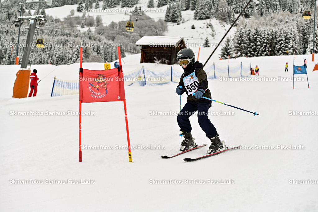 SRF_20.02.2026_0528 | Skirennfotos,Serfaus,Fiss,Ladis,Kinderskirennen,Winter,Tirol,Oberland,skirace,SFL,feelfree,weil wir's genießen,ski,Ski,skifahren,Sonnenplateau, - Realisiert mit Pictrs.com