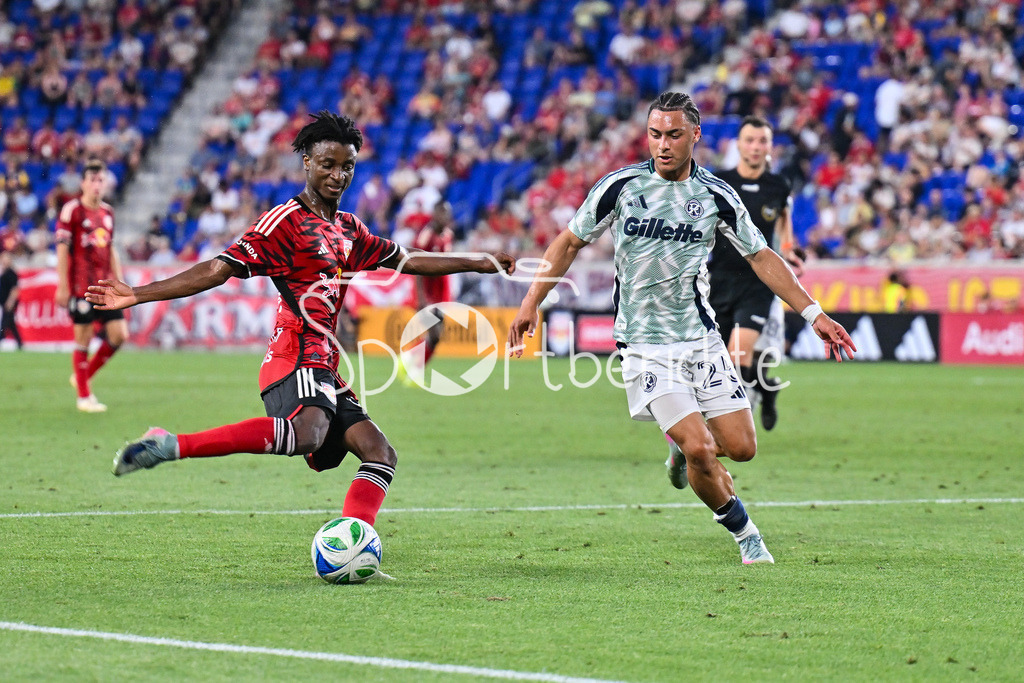 New York Red Bulls - New England Revolution | im Duell Mohammed SOFO (New York 37) und Peyton MILLER (New England 25) / Zweikampf / Major League Soccer: New York Red Bulls - New England Revolution, Red Bull Arena am 16.07.2025