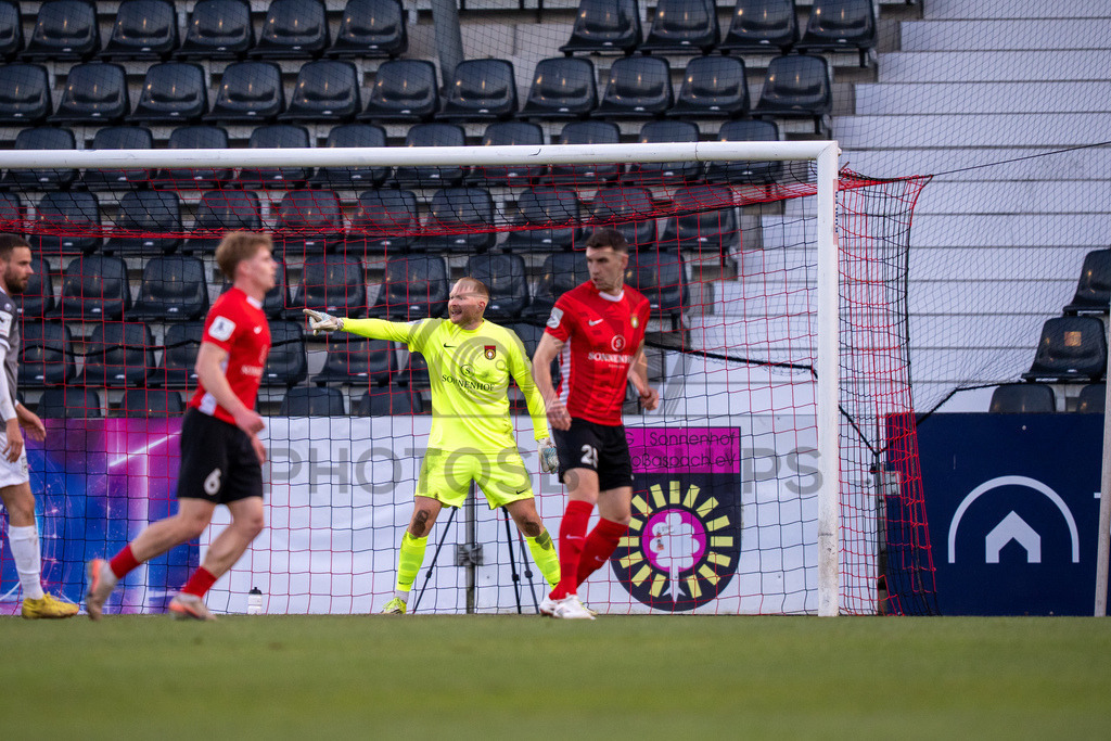 SG Sonnenhof Grossaspach vs. SSV Ulm 1846 Fussball, Fussball, WFV-Pokal, Viertelfinale, 01.04.2026 | Maximilian Reule (SG Sonnenhof Grossaspach, #01) diregiert seine Vorderleute,SG Sonnenhof Grossaspach vs. SSV Ulm 1846 Fussball, Fussball, WFV-Pokal, Viertelfinale, 01.04.2026
