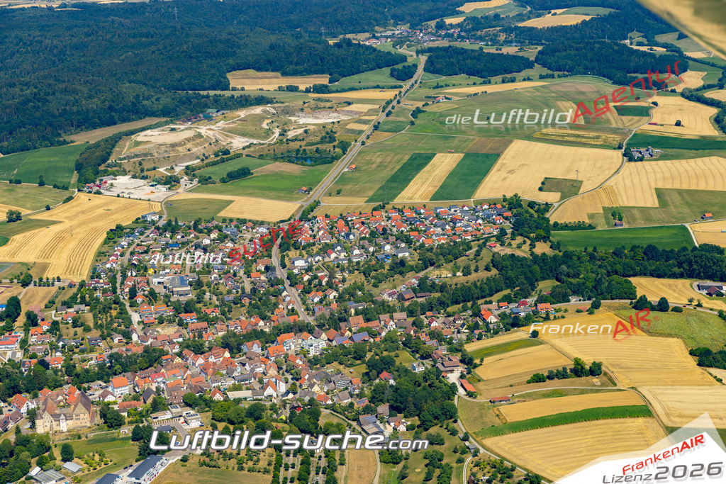 Aktuelles Luftbild von  Obersontheim - Die Luftaufnahme wurde 2022 mittels UL-Flugzeug erstellt ( keine Drohne ) - hochauflösende Kamera-Systeme von  Canon -Beste Qualität - Für grossformatige Ausdrucke geeignet. Die Geschenkidee !