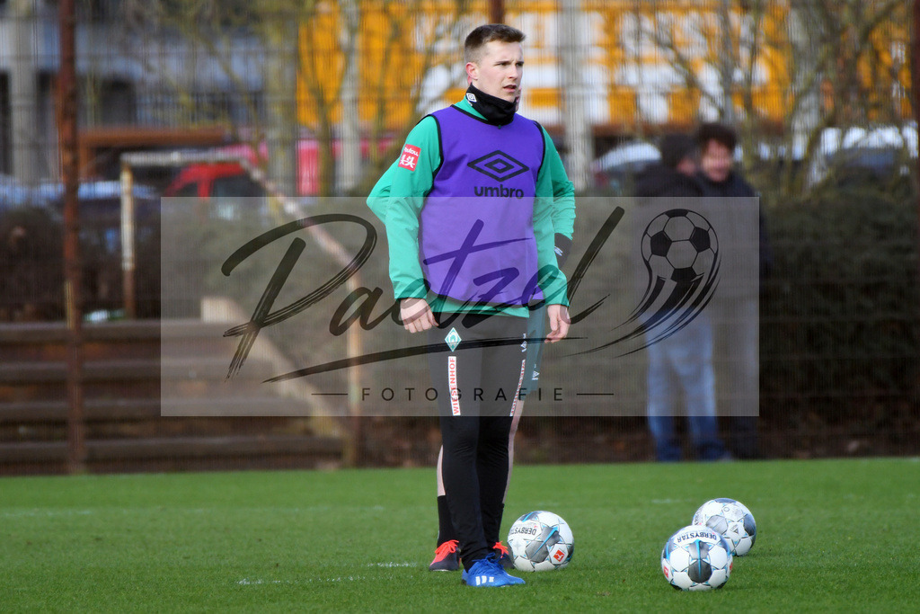 20200212_TRASVW_0028 | Fussball, Herren: Johannes Eggestein (Werder Bremen) in Aktion, am Ball, Einzelaktion waehrend der Trainingseinheit des SV Werder Bremen auf dem wohninvest Weserstadion Trainingsplatz am 12.02.2020 in Bremen, Deutschland. - Realisiert mit Pictrs.com