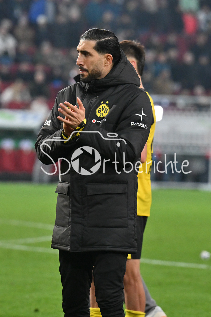 FC Augsburg - Borussia Dortmund | AUGSBURG, GERMANY - the team of Borussia Dortumund celebrating withe the fans after the bundesliga match between FC Augsburg vs. Borussia Dortmund on matchday 9 at WWK Arena on October 31, 2025 in Augsburg, Germany / DFL REGULATIONS PROHIBIT ANY USE OF PHOTOGRAPHS AS IMAGE SEQUENCES AND/OR QUASI-VIDEO / Emre CAN (Borussia Dortmnd 23)
