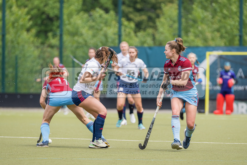 HK_20230520_108314 | 1. Bundesliga Damen Düsseldorfer HC - UHC Hamburg am 20.5.2023 DHC Düsseldorf, Düsseldorf , Claire Behrend ( UHC Hamburg #11 ) , Tessa Schubert ( Düsseldorfer HC #28 )