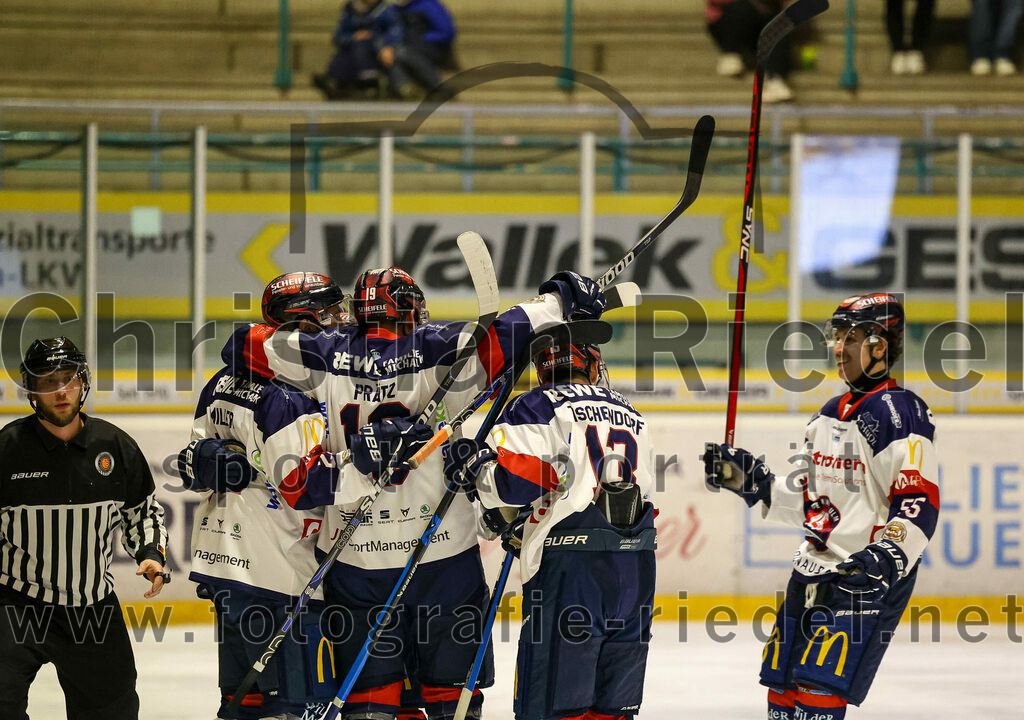 2024-01-05_115_TSV_Erding_gegen_VfE_Ulm-Neu-Ulm | Erding, Deutschland, 05.01.2024:
Eishockey, Bayernliga Vorrunde 2023 / 2024, 22. Spieltag, TSV Erding gegen VfE Ulm/Neu-Ulm, Endergebnis: 7:6

Julian Tischendorf (VfE Ulm/Neu-Ulm e. V., #13), Ludwig Danzer (VfE Ulm/Neu-Ulm e. V., #55)

Foto: Christian Riedel / fotografie-riedel.net