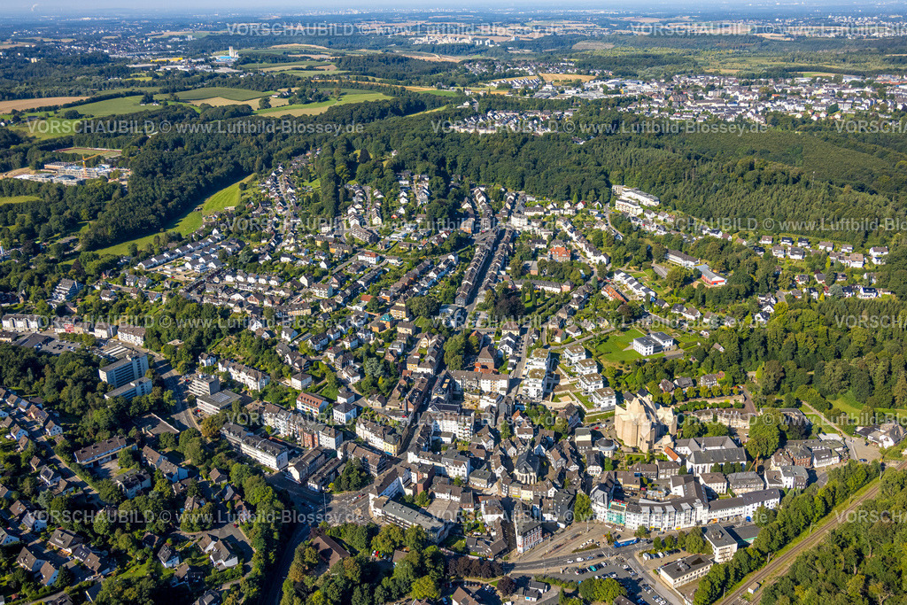 Velbert240812040Neviges | Luftbild, Mariendom mit zerklüfteter Dachkonstruktion, Franziskanerkloster Hardenberg und kath. Pfarrkirche St. Mariä Empfängnis, Ortsansicht Wohngebiet und links vom Dom die evang. Stadtkirche, Neviges, Velbert, Ruhrgebiet, Nordrhein-Westfalen, Deutschland