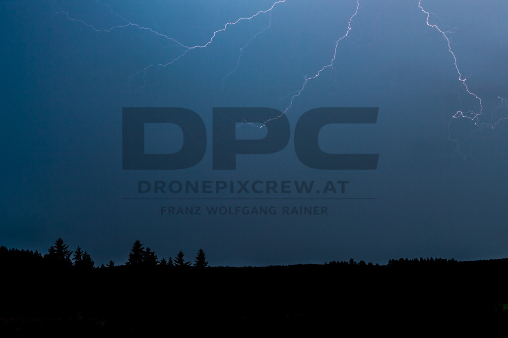 Blitze und Unwetter | Dramatische Gewitterstimmung mit Blitzen am Nachthimmel. Dunkle Wolken und intensive Lichtstimmungen zeigen die Kraft eines herannahenden Unwetters in eindrucksvoller Atmosphäre. - Realisiert mit Pictrs.com