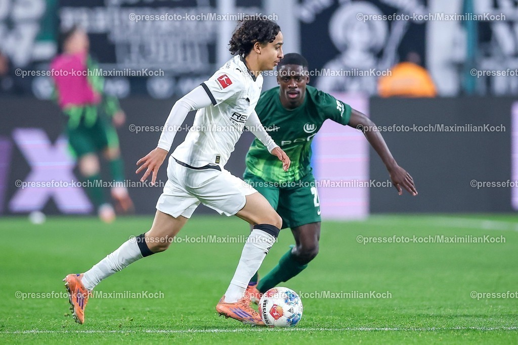 BMG13122502100 | 13.12.2025, Fußball, Borussia Mönchengladbach - VfL Wolfsburg, 1. Fußball Bundesliga, 14.Spieltag, Borussia-Park, Saison 2025 2026: Wael Mohya (Borussia Mönchengladbach #36) im Zweikampf gegen  Sael Kumbedi&nbsp;(VfL Wolfsburg #26)  DFB regulations prohibit any use of photographs as image sequences and or quasi-video.