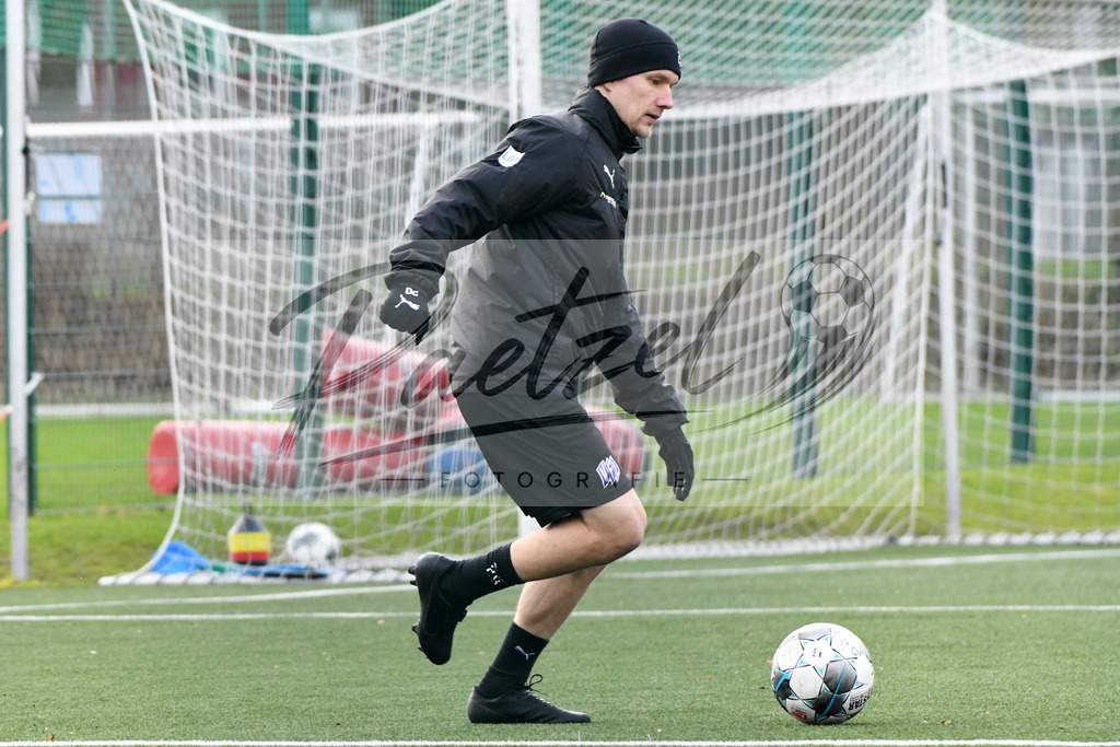 20200131_TRAOSN_0018 | Fußball, Herren: Bryan Henning (VfL Osnabrueck) in Aktion, am Ball, Einzelaktion waehrend der Trainingseinheit des VfL Osnabrueck im Sportpark Illoshoehe am 31.01.2020 in Osnabrueck, Deutschland. - Realisiert mit Pictrs.com