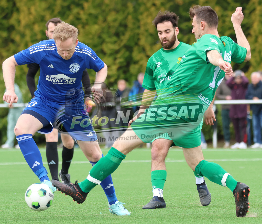 SC Enger - SV Enger-Westerenger | Auf dem Bild zu sehen: grün SC Enger v.l.: Robin Simsek, Waldemar Jurez ; blau SV Enger-Westerenger: Henrik Jablonowski SC Enger, SV Enger-Westerenger, Saison 25/26, Kreisliga A, Enger, Deutschland - Realisiert mit Pictrs.com