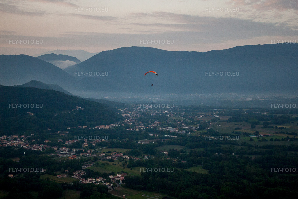 Vue aérienne: Vue de la ville à Boscarini dans le département Frioul-Vénétie Julienne, Italie – .Photo: IMG_050457.jpg prise le 08/06/2012 par Werner Riehm/FLY-FOTO.eu – Résolution de l'original: 4752 x 3168 px