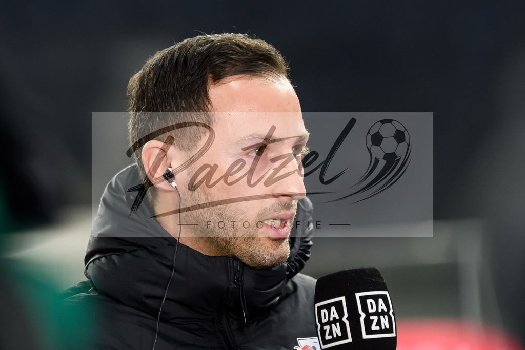 BSCRBL20220220_015 | Fussball, Herren: Trainer Domenico Tedesco (RB Leipzig) im Interview bei dem Spiel der 1. Bundesliga zwischen Hertha BSC und RB Leipzig im Olypiastadion am 20.02.2022 in Berlin, Deutschland.DFB / DFL REGULATIONS PROHIBIT ANY USE OF PHOTOGRAPHS AS IMAGE SEQUENCES AND/OR QUASI-VIDEO. - Realisiert mit Pictrs.com