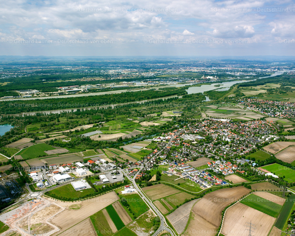 2626269 | GOLDSCHEUER 09.06.2006 Ortsansicht am Rande von landwirtschaftlichen Feldern und Nutzflächen  in Goldscheuer im Bundesland Baden-Württemberg, Deutschland // Village view on the edge of agricultural fields and land  in Goldscheuer in the state Baden-Wuerttemberg, Germany Foto: Gerhard Launer