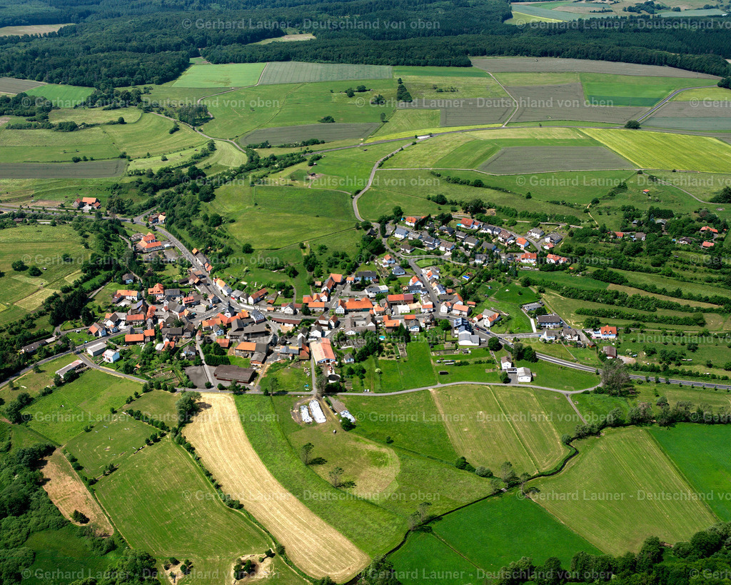 2614561 | ERMENROD 09.06.2006 Landwirtschaftliche Nutzflächen und Feldgrenzen  umsäumen das Siedlungsgebiet des Dorfes in Ermenrod im Bundesland Hessen, Deutschland // Agricultural land and field boundaries surround the settlement area of the village  in Ermenrod in the state Hesse, Germany Foto: Gerhard Launer