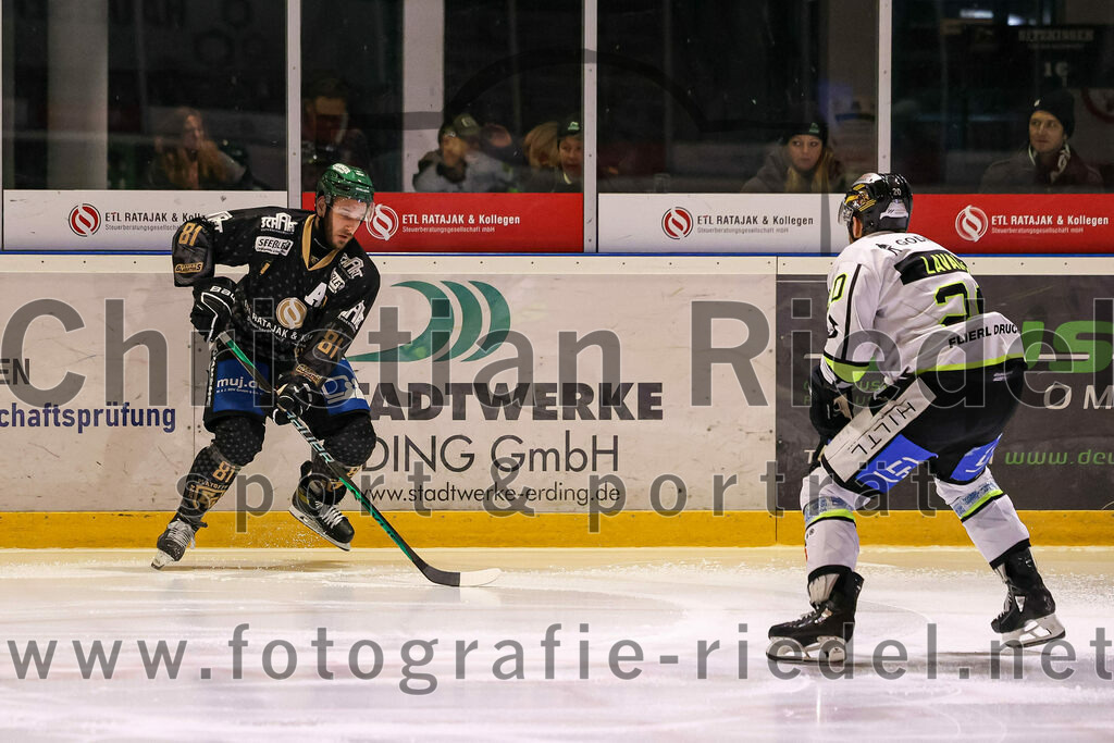 2024-02-23_082_TSV_Erding_gegen_ERSC_Amberg | Erding, Deutschland, 23.02.2024:
Eishockey, Bayernliga Playoffs 2023 / 2024, 3. Spieltag, TSV Erding gegen ERSC Amberg, Endergebnis: 2:3 n. V.

Maximilian Forster (Erding Gladiators, #81), Kevin Lavallee (ERSC Amberg, #20)

Foto: Christian Riedel / fotografie-riedel.net
