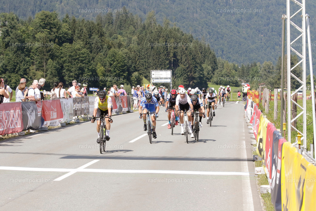 1007_20230817_Bewerb_Maenner_Muehlanger | AUT - OESTERREICH, 2023-08-16: SPORT RENNRAD-FAHREN - 55. INTERNATIONALER RADWELTPOKAL IN ST. JOHANN IN TIROL  - Vintage-Radrennen mit WM-Bronze-Medaillen-Siegerin Christina Schweinberger, den Teilnehmer und Alexander Baumann (vom Orginastions-Team) - TAG 2 BEWERB MAENNER IN SECHS GRUPPEN  ; Foto: Roland Muehlanger