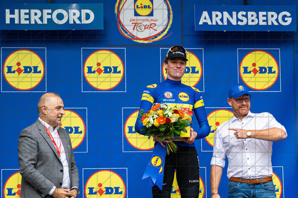 DeutschlandTour 2025 | Etappe 2 - Arnsberg (Ziel) | Ralf Paul Bittner (BM Stadt Arnsberg, WAERENSKJOLD Soren (UNO-X MobilityBike), NN//  22.08.25: DeutschlandTour 2025 | Etappe 2 - Arnsberg (Ziel) / Arnsberg / Deutschland  //   CREDIT:www.bullenfotos.de, Martin König, Hörner Weg 40, D-49078 Osnabrück, +4917663732967 // Nutzung und Weitergabe nur zu den vereinbarten Zwecken. Presseanfragen an Ersteller. Alle Rechte beim Ersteller. Honorierung nach MFM. - Realisiert mit Pictrs.com